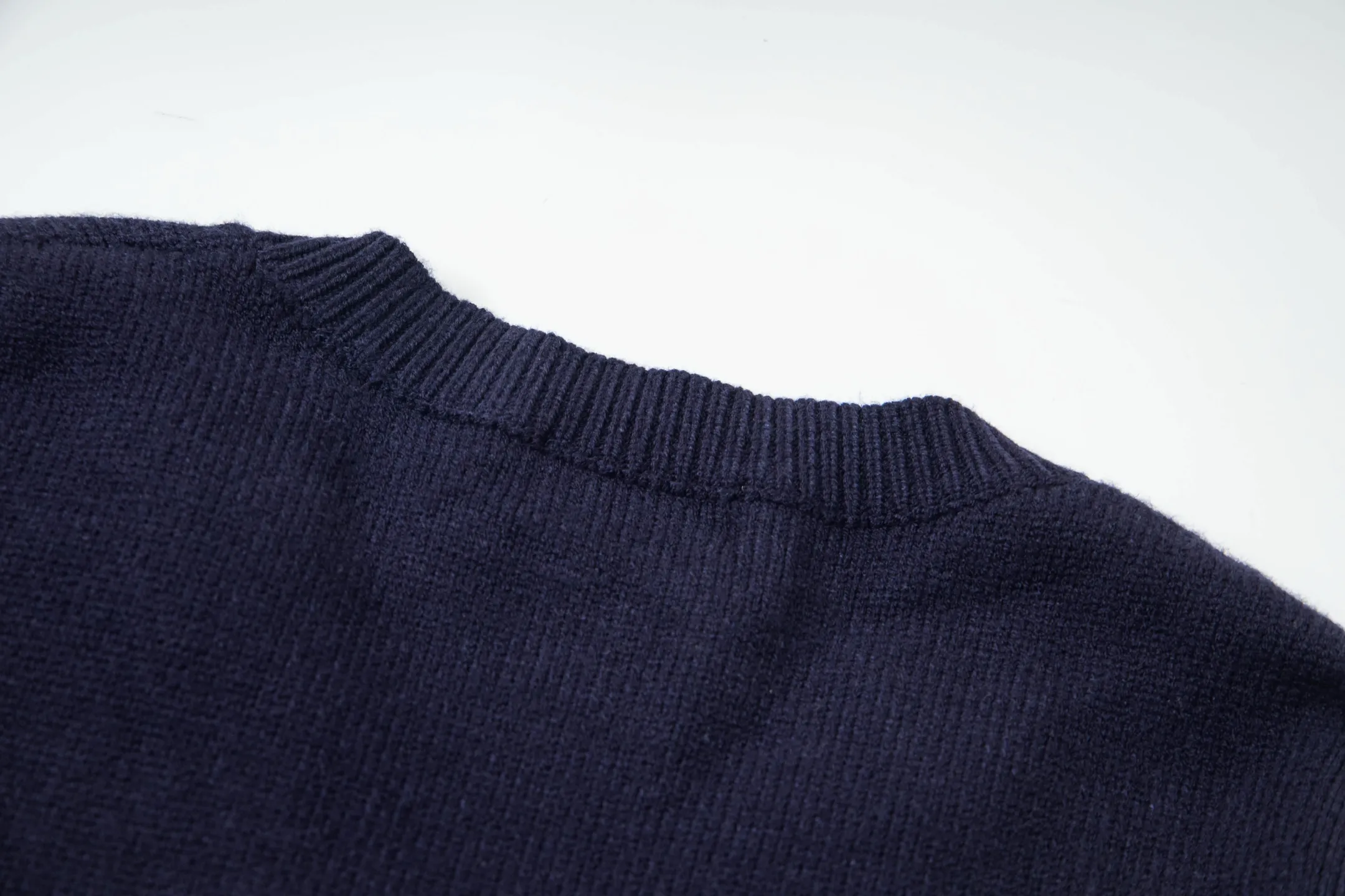 P210 Style number: Y197 Ralph Lauren men's crew neck sweater men's hemp flower original collar sweater. The version is really good-looking. It can be worn alone or as a jacket to be worn inside or outside. The upper body shows personal fashion charm. Four colors are available. The same style for men and women. A must-see item for new summer products. Tag, hanging grain, washed, packaging bag, full set of accessories. Very good appearance. Super exquisite workmanship. Size: S-XL